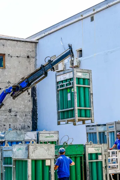 Vinçli kamyonla tüp paketi yükleme