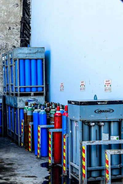 Tüp paketleri ve farklı renklerde gaz tüpleri