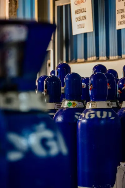 OĞULGAZ logolu mavi gaz tüpleri
